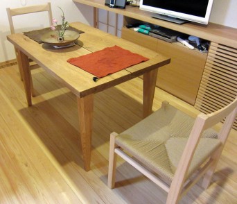 木組みの家「高円寺の家」のテーブルと椅子