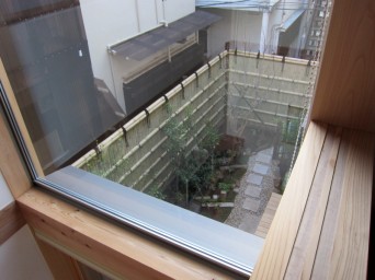 木組みの家「高円寺の家」寝室からの光景