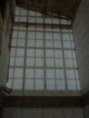 「高円寺の家」格子を通した夜の光