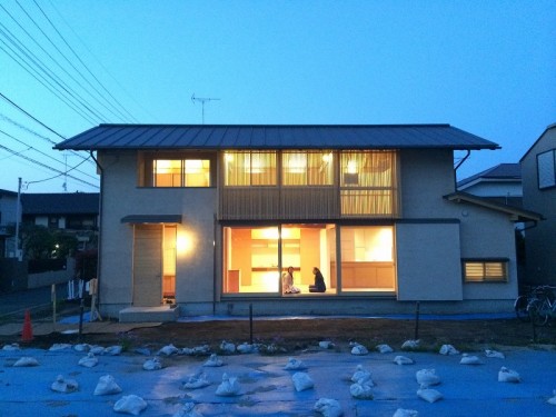 木組みの家「吉祥寺の家3」格子をから灯りが漏れる夜景