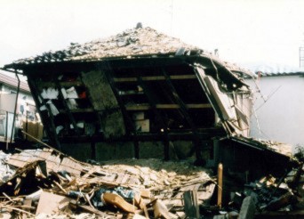 阪神大震災の時に貫で倒壊しなかっっ建物